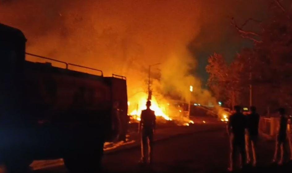 Bokaro Fire : दमकल की टीम ने कड़ी मशक्कत के बाद पाया आग पर काबू