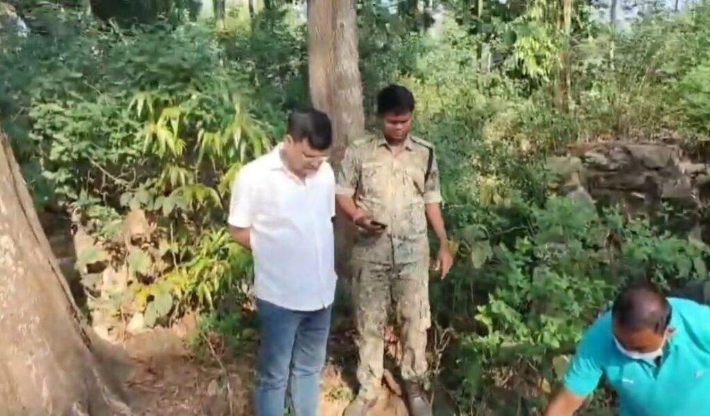 Hazaribagh : पड़ोसी पर आया भाभी का दिल, इस शख्स ने उतार दिया दोनों को मौत के घाट! जांच में जुटी पुलिस... Hazaribagh : मामले की जांच करती पुलिस टीम
