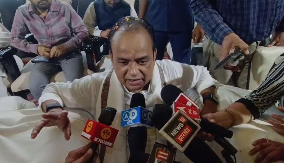 Jamshedpur मीडिया से बात करते मंत्री इरफान