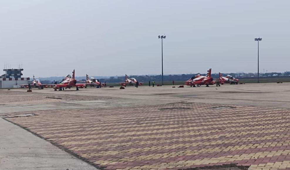 Ranchi : दिल थाम के बैठे! 10 M हॉक 132 विमान रांची पहुंचे, इस दिन होगा भव्य एयर शो... Ranchi : कल होगा भव्य एयर शो
