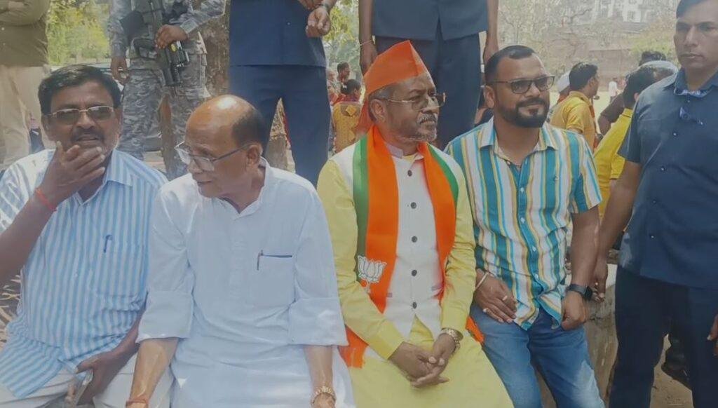 Ranchi : मंत्री हफीजूल हसन के विवादित बयान के विरोध में भाजपा निकालेगी आक्रोश मार्च, जुटे कई बड़े नेता... 3 22Scope News Ranchi : बाबूलाल समेत कई बड़े नेता मौजूद