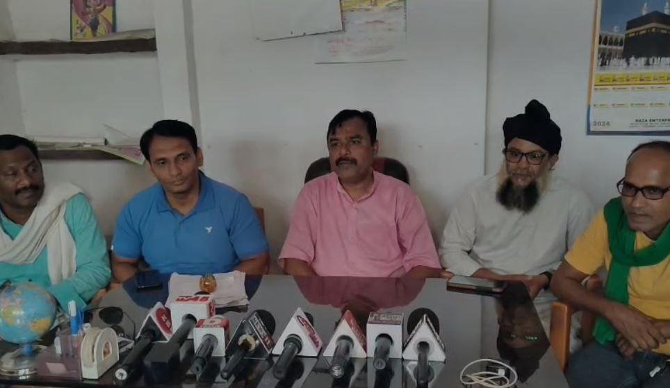 Bokaro : आतंकी हमले का समर्थन करना पड़ गया महंगा! आरोपी के परिवार का हुक्का पानी बंद... Bokaro : जानकारी देते पंचायत के सदस्य