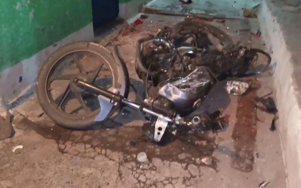 Dhanbad : परिवार में खूनी संघर्ष, साले ने जीजा की पीठ पर घोंपा चाकू... Dhanbad : घटना में बाइक पूरी तरह क्षतिग्रस्त