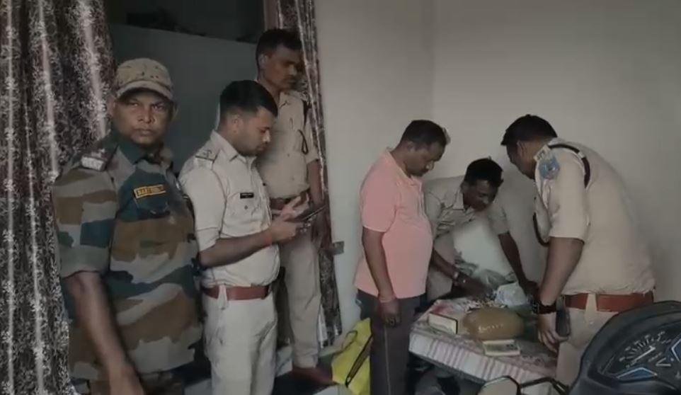 Ranchi पुलिस छापेमारी करते हुए