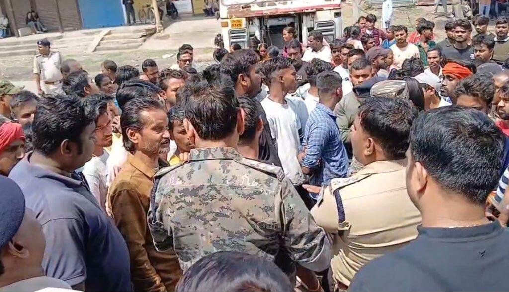 Hazaribagh Murder : युवक की हत्या से मचा बवाल, उग्र भीड़ ने किया सड़क जाम, स्थिति तनावपूर्ण... Hazaribagh Murder : लोगों को समझाती पुलिस