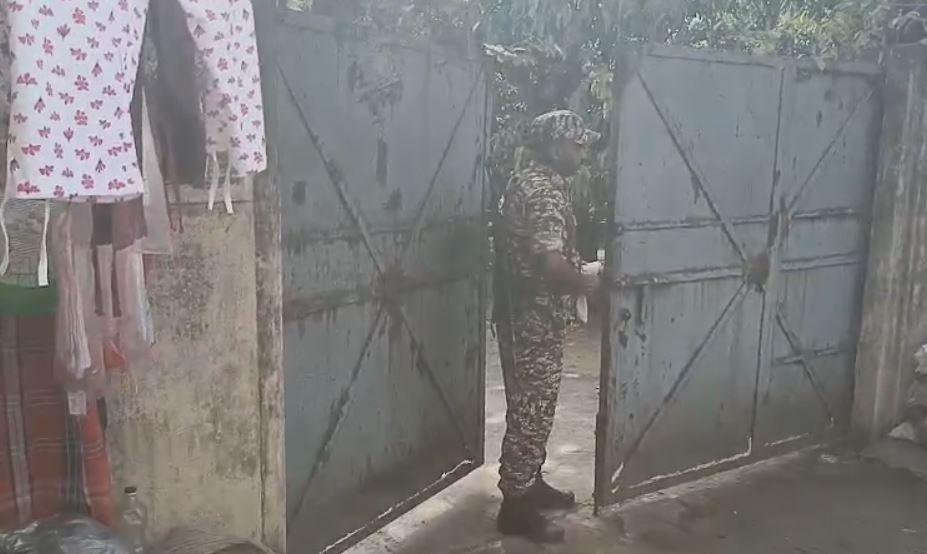 Dhanbad ED Raid : धनबाद डीटीओ और रजिस्टार के आवास पर ईडी की छापेमारी से मची हड़कंप... 2 22Scope News Dhanbad ED Raid : छापेमारी के दौरान तैनात जवान