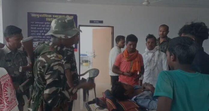 Garhwa : मेले बाबू ने थाना थाया! फोन पर बात करते आ रहे युवक का मोबाईल फटा, गंभीर...