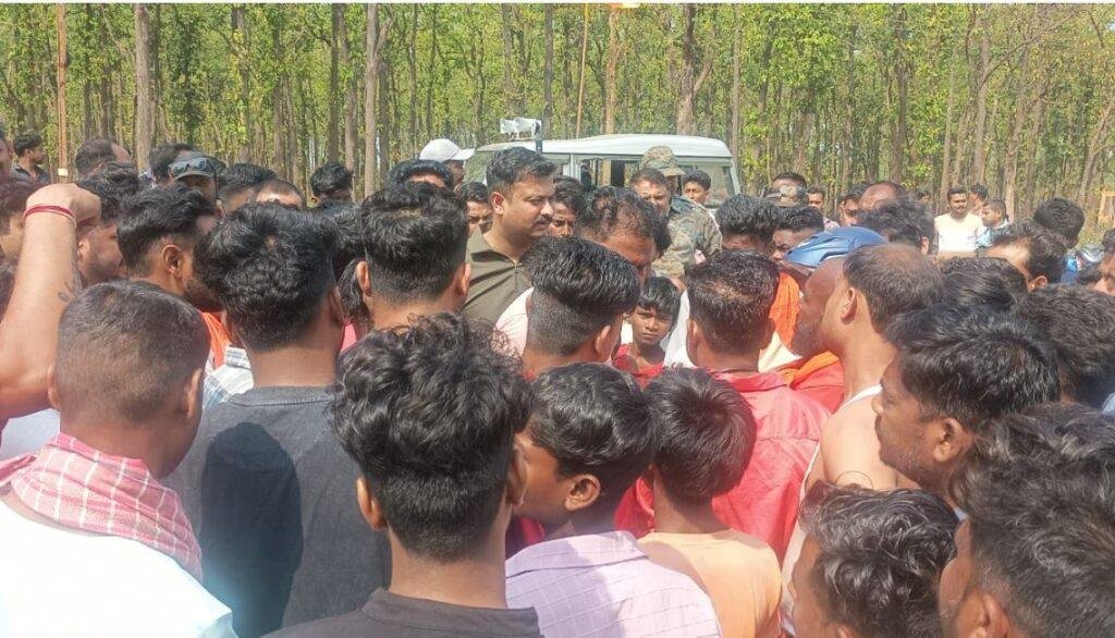 Breaking : घटना के बाद ग्रामीणों को समझाती पुलिस