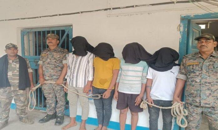 Dumka Crime : फर्जी बैंक अधिकारी बनकर पहले फंसाते थे फिर उड़ा लेते थे सारा माल, 4 साईबर अपराधी गिरफ्तार...