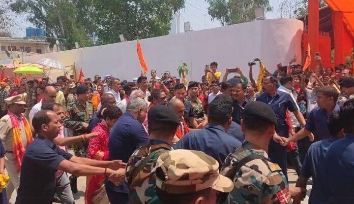 Breaking : सीएम हेमंत सोरेन पत्नी कल्पना संग पहुंचे तपोवन मंदिर, की पूजा अर्चना...