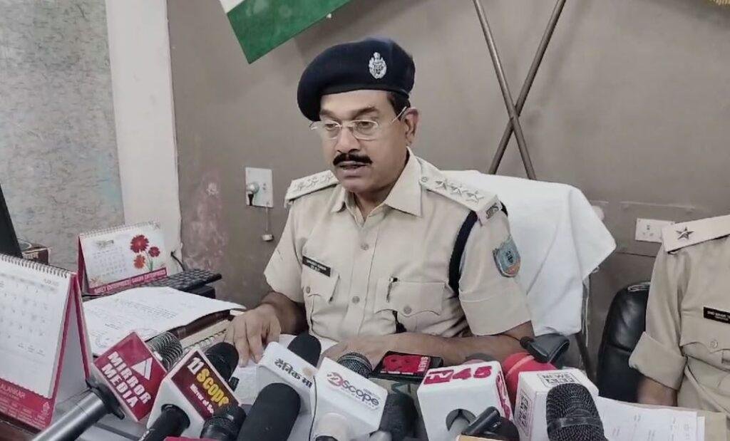 Dhanbad : मामले की जानकारी देती पुलिस