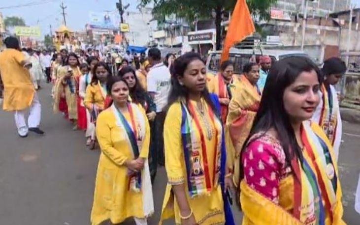 Giridih : शोभा यात्रा में शामिल महिलाएं