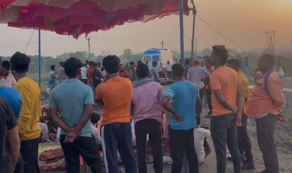 Hazaribagh : ओएसएल वाहन की चपेट में आने से युवक की मौत, ग्रामीणों ने फूंक दिया... Hazaribagh : सड़क जाम करते ग्रामीण