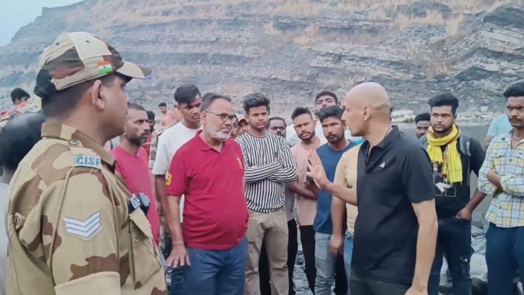 Dhanbad : लापता पंप गार्ड का शव पोखर से बरामद, जांच में जुटी पुलिस... | 22Scope News Dhanbad : लोगों को समझाती पुलिस