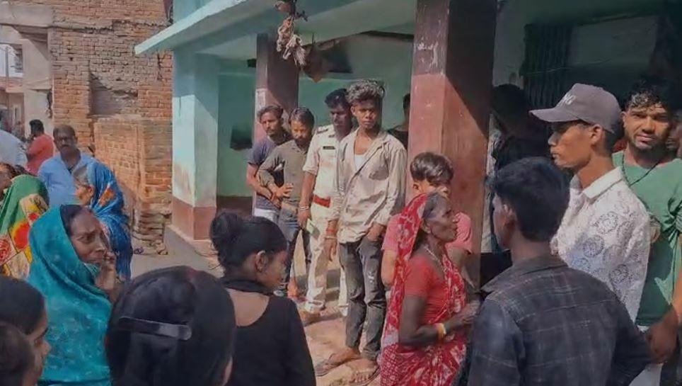 Giridih : घर के कमरे से संदेहास्पद स्थिति में महिला का शव मिलने से मची सनसनी, ससुराल वाले फरार... Giridih : घटना के बाद जुटी लोगों की भीड़