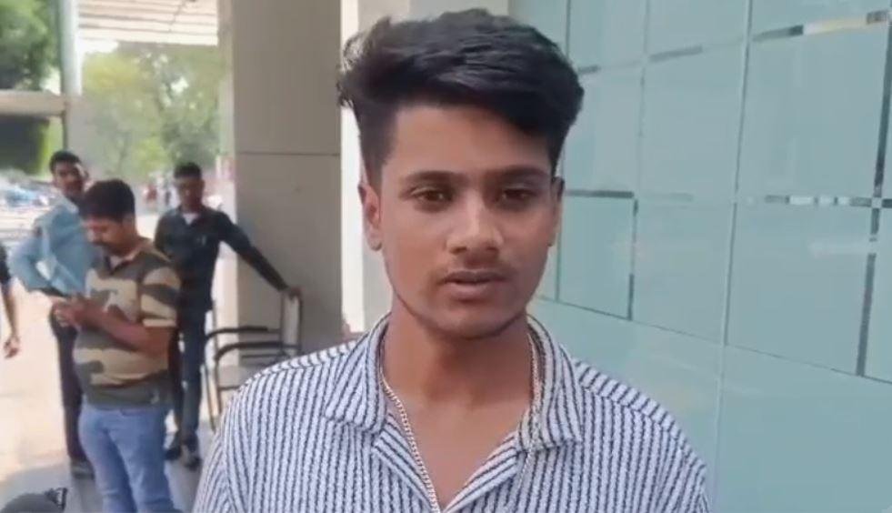 Jamshedpur Crime : मामले की जानकारी देता ग्रामीण