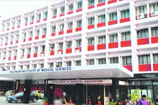 Ranchi : ऑटोक्रेसी नहीं चलेगी, मेरे पास भी रिकॉर्डिंग है-रिम्स के निदेशक पद से इस्तीफे के बाद डॉ राज कुमार का बड़ा बयान... Ranchi : रातो रात रिम्स के निदेशक पद से लिया गया इस्तीफा