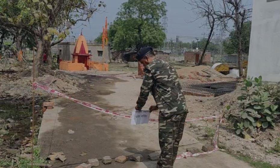 Dhanbad : घटनास्थल को सील करती पुलिस