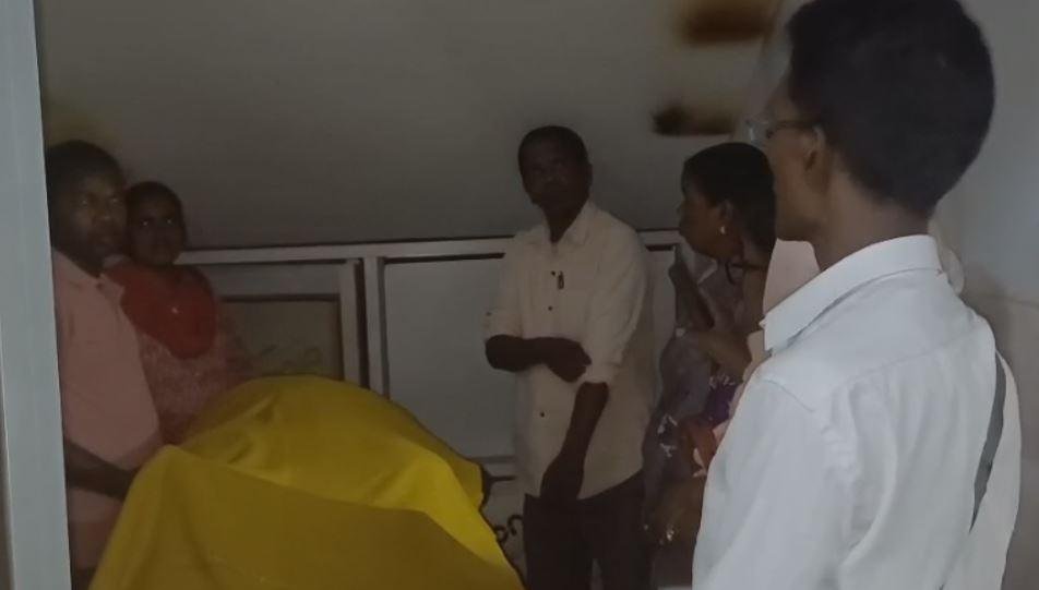 Gumla Accident : दर्दनाक सड़क हादसा: बाइक और स्कूटी की टक्कर में पादरी की मौत, पत्नी समेत दो छात्र घायल...