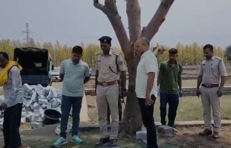 Khunti Murder : जली हुई युवती का शव बरामद, दुष्कर्म के बाद हत्या की आशंका... 3 22Scope News Khunti Murder : मामले की जांच करती पुलिस