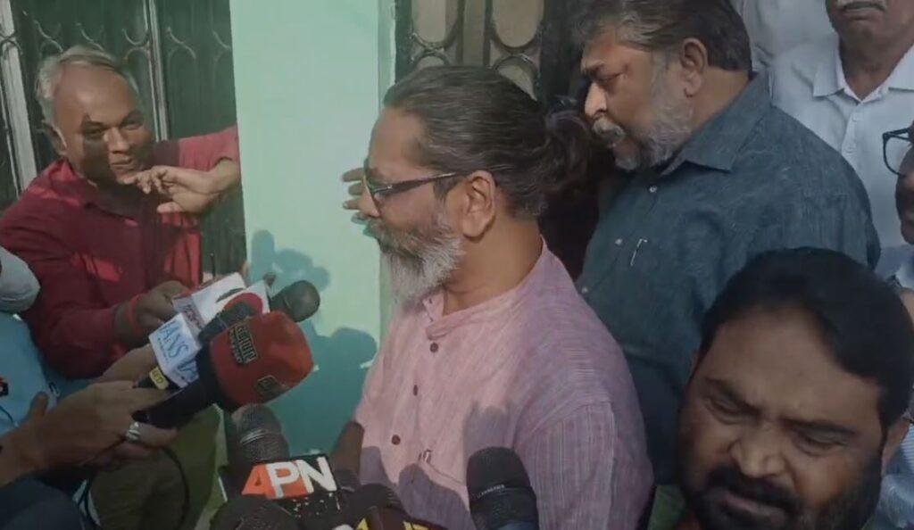 Breaking : कार्यालय में मीडिया से बात करते सीएम
