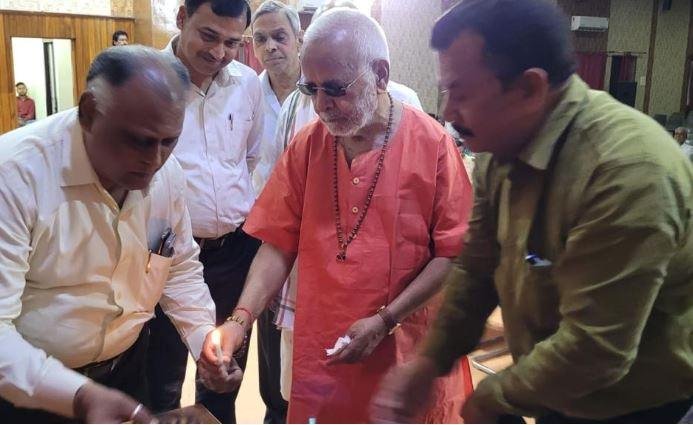 महामूर्ख सम्मेलन का शाहजहांपुर में शुभारंभ करते पूर्व केंद्रीय मंत्री स्वामी चिन्म्यानंद।