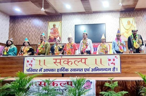 महामूर्ख सम्मेलन में पूर्व केंद्रीय मंत्री स्वामी चिन्म्यानंद संग अन्य अतिथिगण