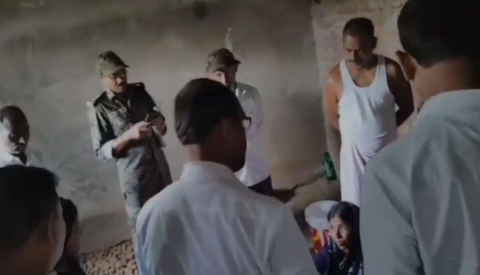 Koderma : मामले की जांच करती पुलिस