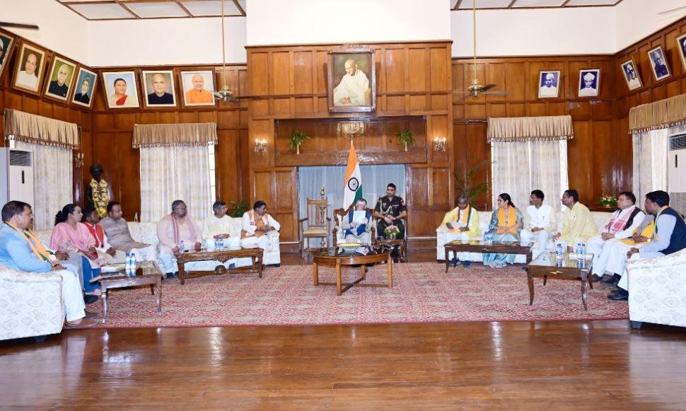 Breaking : राज्यपाल संतोष गंगवार से बीजेपी के एक शिष्टमंडल ने की मुलाकात, मंत्री हफीजूल हसन को बर्खास्त... Breaking : राज्यपाल से मुलाकात के दौरान बीजेपी का शिष्टमंडल