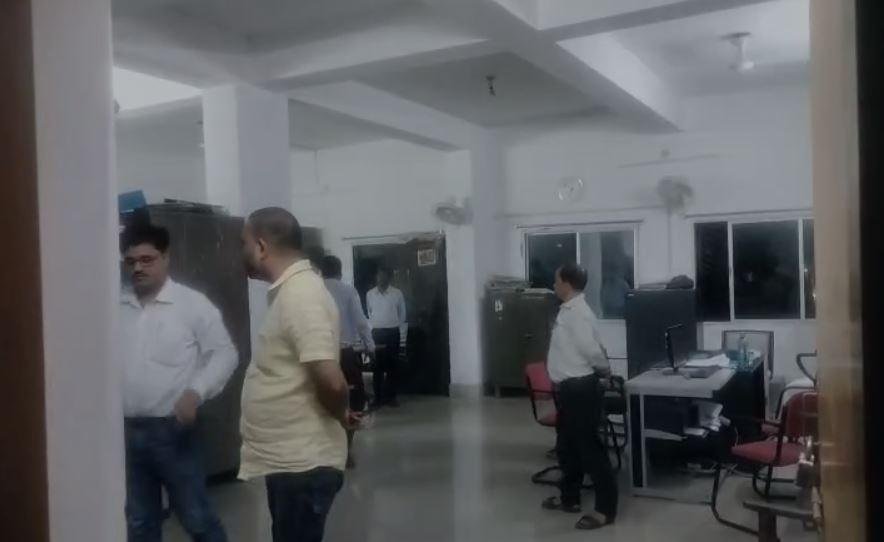 Dhanbad ED Raid : सर्वे ऑफिस में ईडी की छापेमारी, इस मामले में... Dhanbad ED Raid : छापेमारी के दौरान ईडी की टीम