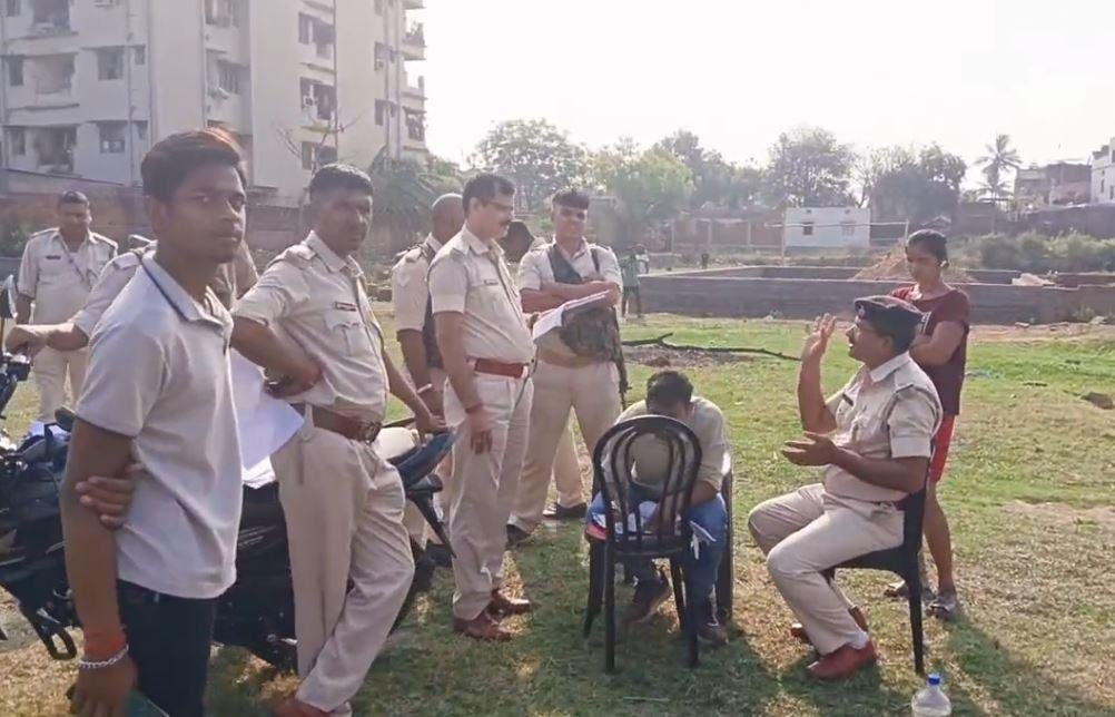 Jamshedpur Murder : उलीडीह में युवक की गोली मारकर हत्या, पार्टी में जाने की बात कहकर... Jamshedpur Murder : मामले की जांच करती पुलिस