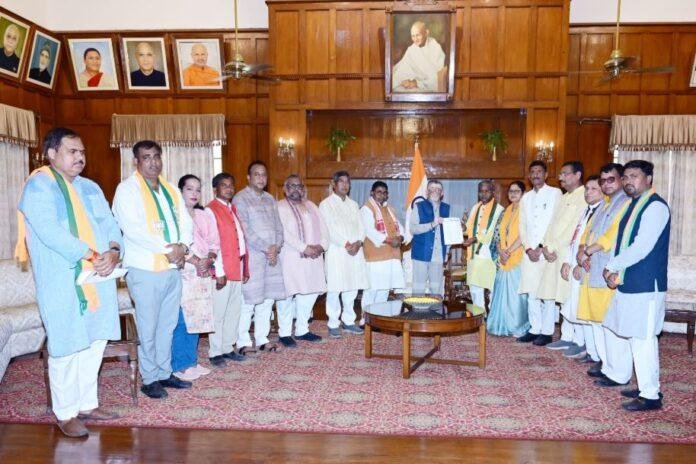 Breaking : राज्यपाल संतोष गंगवार से बीजेपी के एक शिष्टमंडल ने की मुलाकात, मंत्री हफीजूल हसन को बर्खास्त...