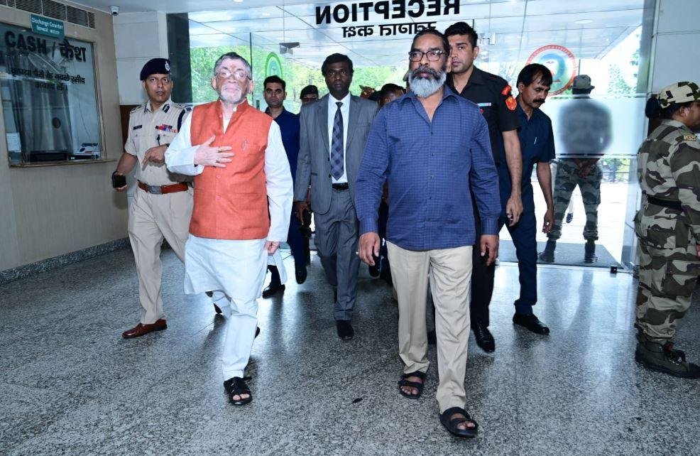 Breaking : राज्यपाल संतोष गंगवार और सीएम हेमंत पहुंचे राज अस्पताल, घायल जवान का जाना हाल...