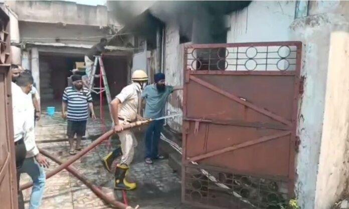 Koderma : जूता-चप्पल गोदाम में लगी भीषण आग, लाखों का सामान जलकर खाक...