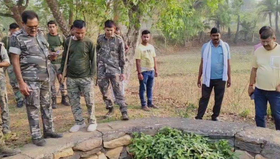 Giridih : घटनास्थल की जांच करती पुलिस