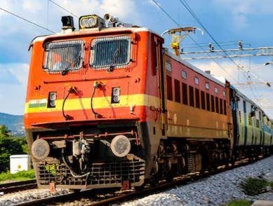 2 नन इंटरलॉकिंग और विकास कार्य के कारण कई ट्रेनें रद्द और विलंबित, यात्रियों की यात्रा पर असर