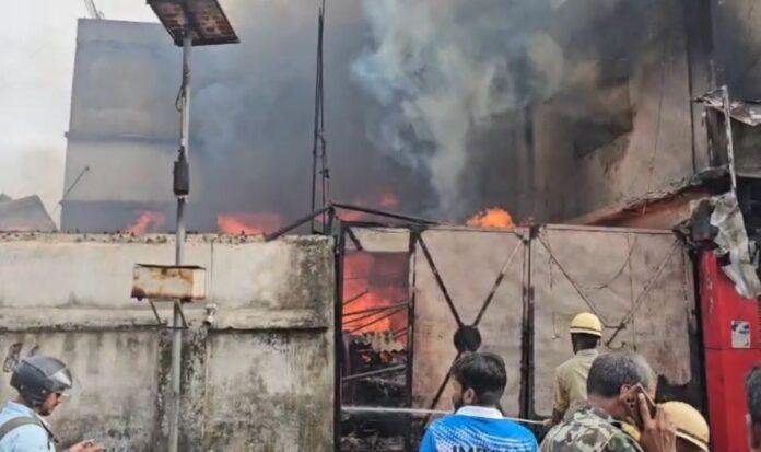 ;56 Ranchi Breaking : इंडस्ट्रियल एरिया में फर्नीचर दुकान में लगी भीषण आग, मौके पर पहुंची दमकल की टीम...