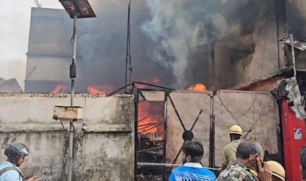 Ranchi Breaking : इंडस्ट्रियल एरिया में फर्नीचर दुकान में लगी भीषण आग, मौके पर पहुंची दमकल की टीम...