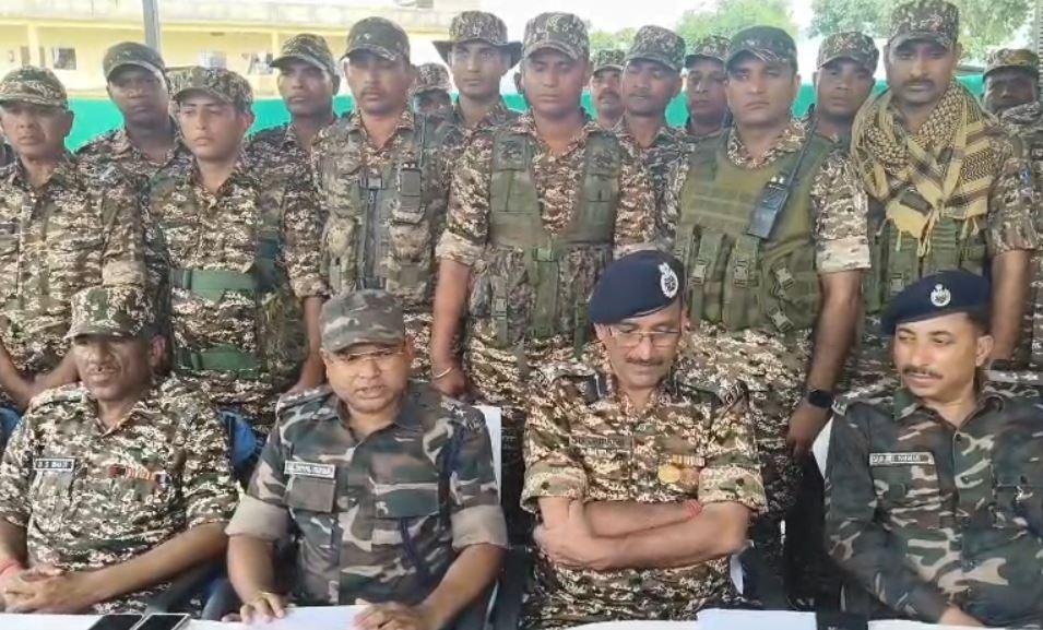 Giridih : मामले की जानकारी देते एसपी