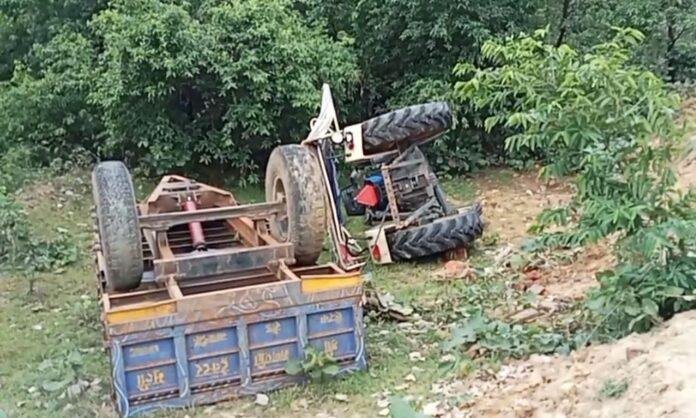 Dhanbad Accident : मौत बनकर गिरी ट्रैक्टर, चपेट में आकर युवक की दर्दनाक मौत, ग्रामीणों का हंगामा...