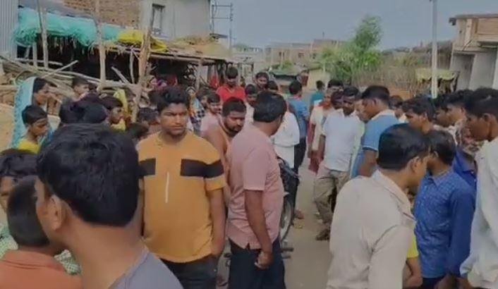 Koderma में अधजला शव मिलने से सनसनी, जांच में जुटी पुलिस... Koderma : घटना के बाद जुटी लोगों की भीड़