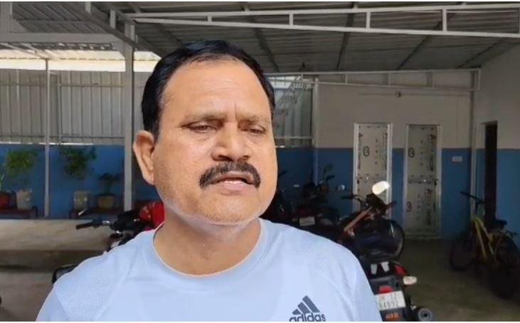 Koderma में अधजला शव मिलने से सनसनी, जांच में जुटी पुलिस... Koderma : मामले की जानकारी देता व्यक्ति