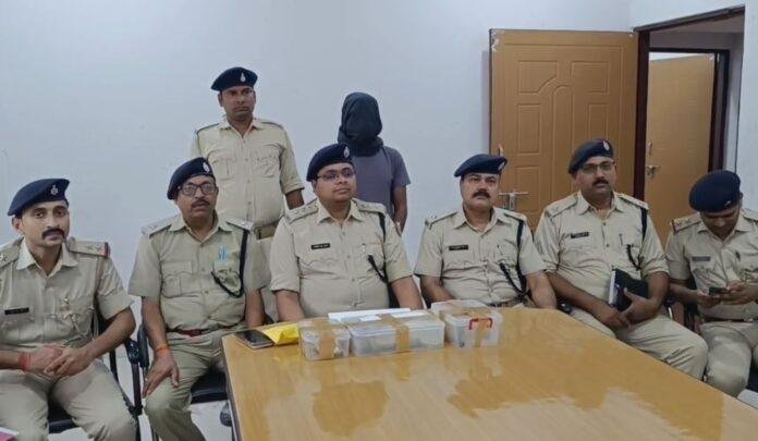 Dhanbad : कोढ़ा गैंग का एक शातिर अपराधी चढ़ा पुलिस के हत्थे, लूट और छिनतई...