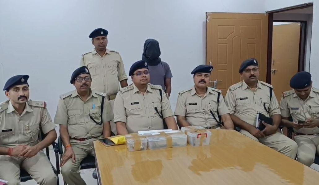 Dhanbad : कोढ़ा गैंग का एक शातिर अपराधी चढ़ा पुलिस के हत्थे, लूट और छिनतई...