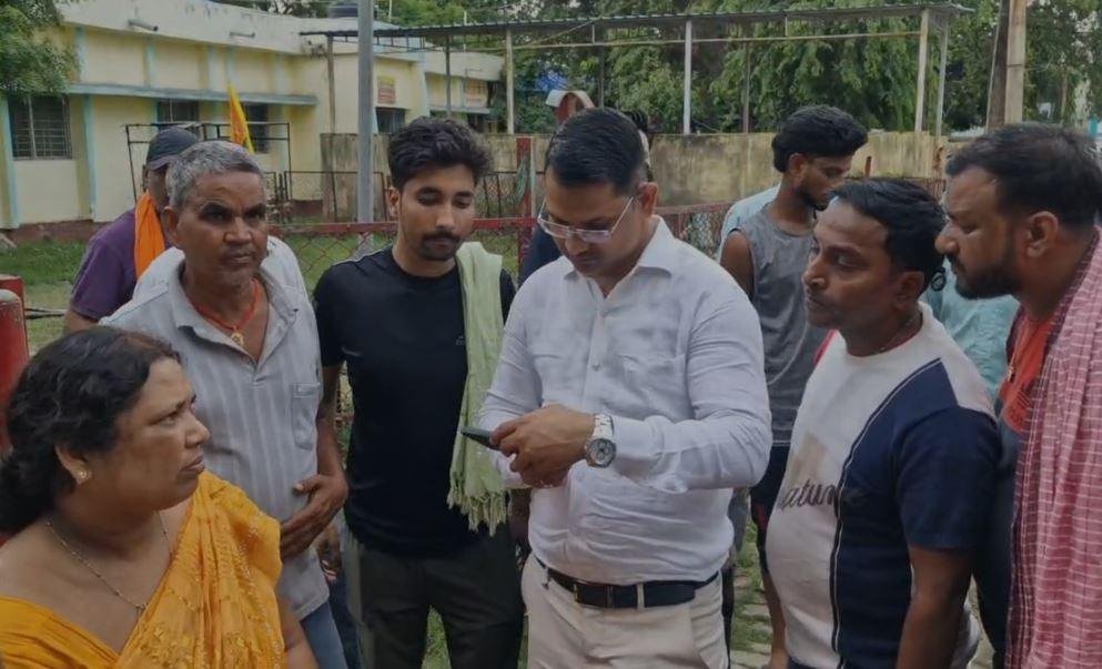 Hazaribagh : घटना के बाद जुटी लोगों की भीड़