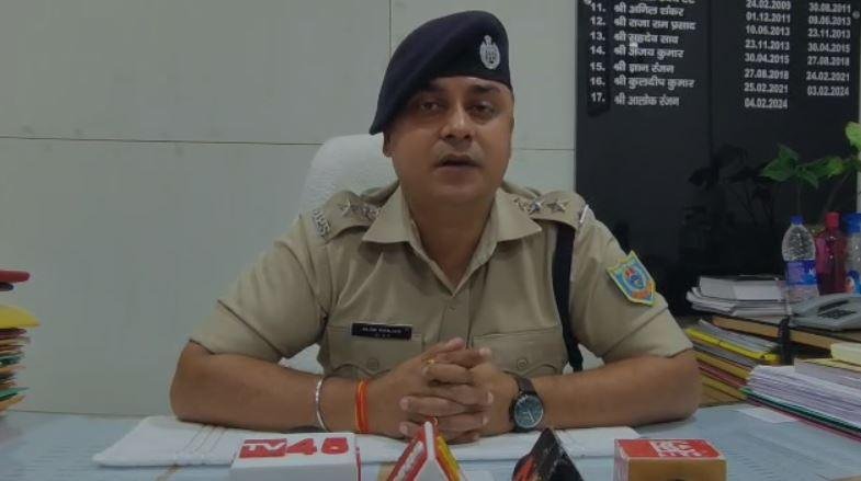 Bokaro : अवैध विदेशी शराब के साथ एक तस्कर गिरफ्तार, भारी मात्रा में... 2 22Scope News Bokaro : मामले की जानकारी देते एसपी