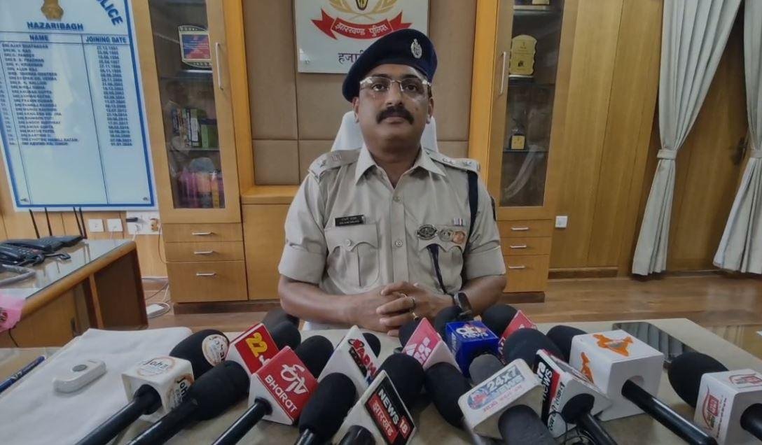 Hazaribagh : मीडिया से बात करते एसपी