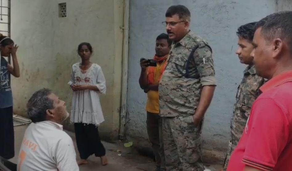 Dhanbad : परिजनों से पूछताछ करती पुलिस