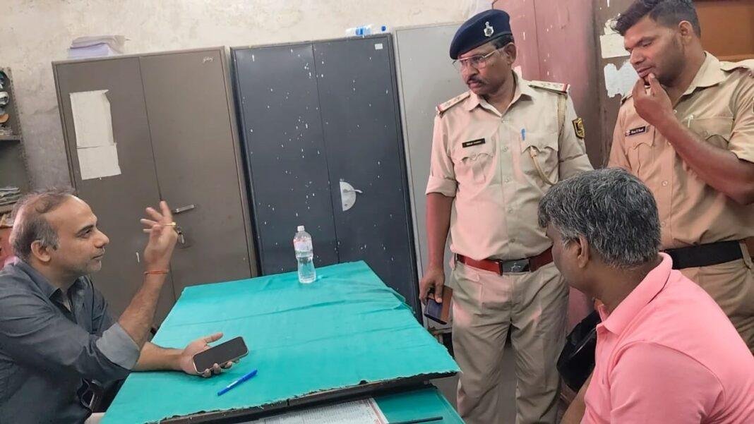 चिकित्सक से उलझ गए मरीज के परिजन, फिर कर दी गाली-गलौज
