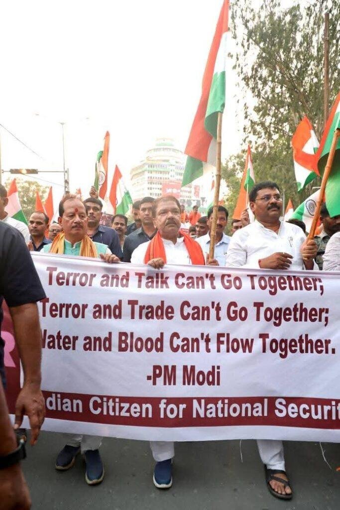 भारतीय सेना के शौर्य, पराक्रम व वीरता के समर्थन में BJP ने पटना में निकाली भव्य तिरंगा यात्रा